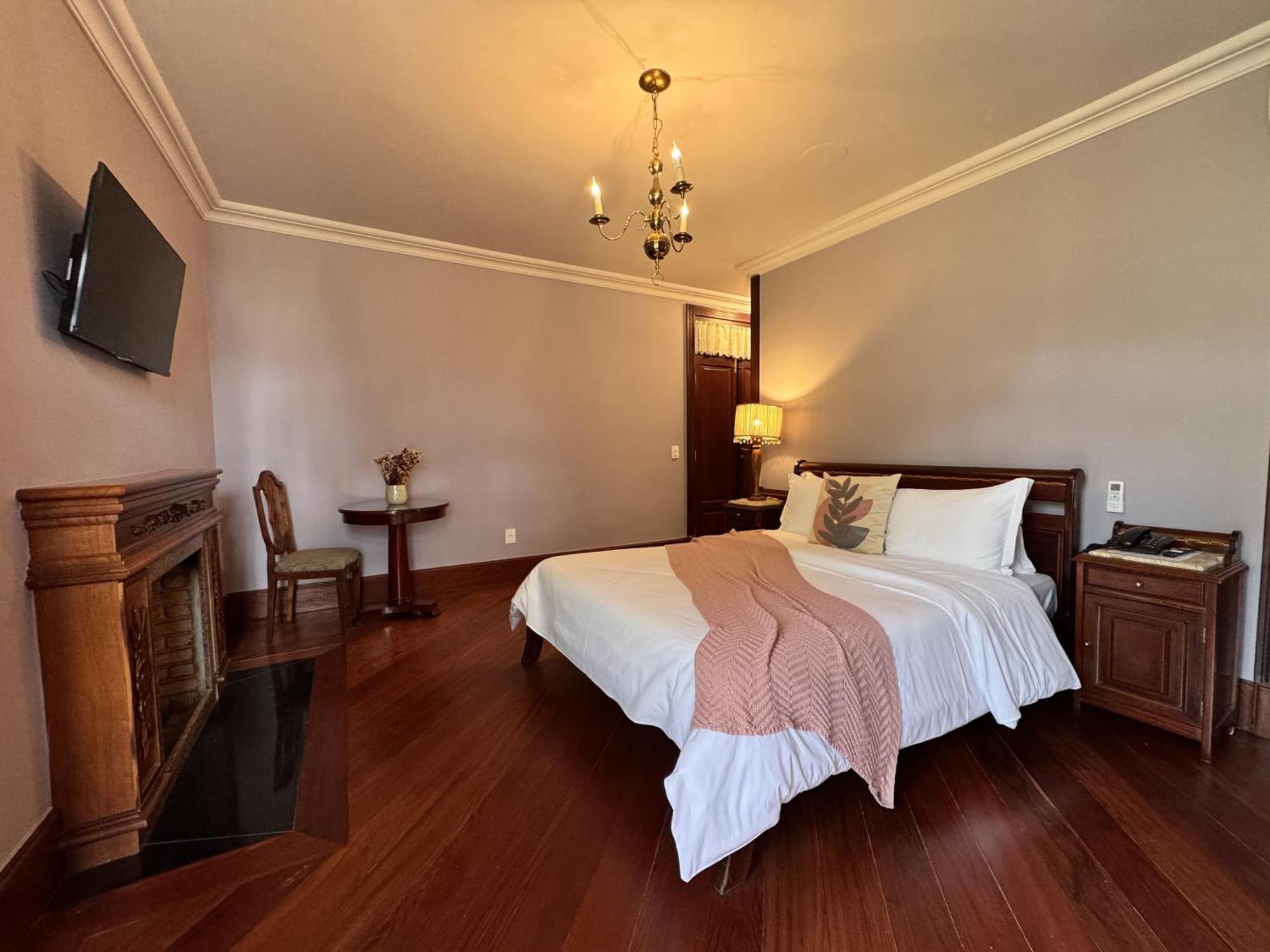Aroso Paco Hotel 페드라 아줄 외부 사진 A room at the hotel