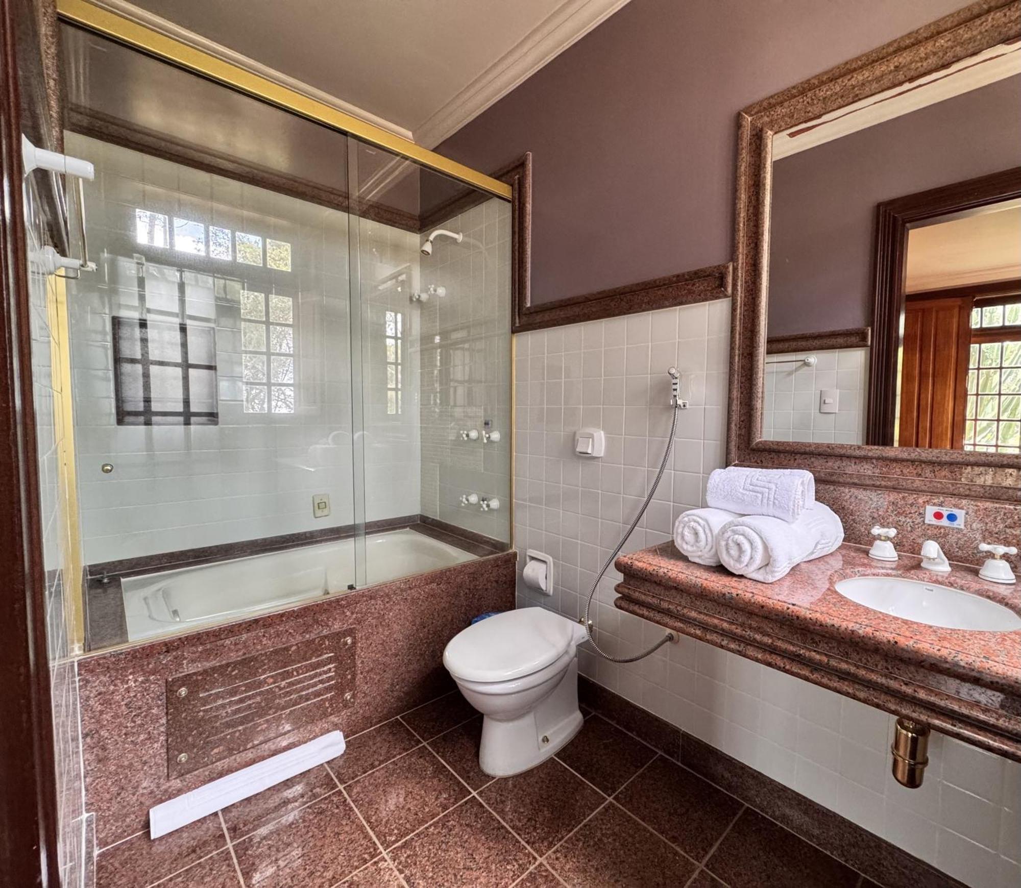 Aroso Paco Hotel 페드라 아줄 외부 사진 A bathroom in a hotel