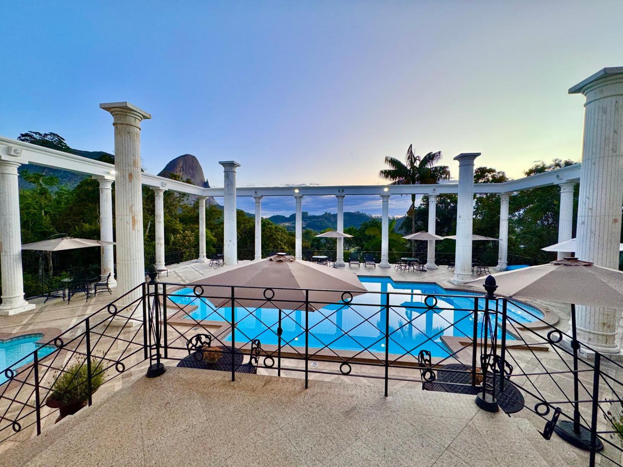 Aroso Paco Hotel 페드라 아줄 외부 사진 The swimming pool at the resort