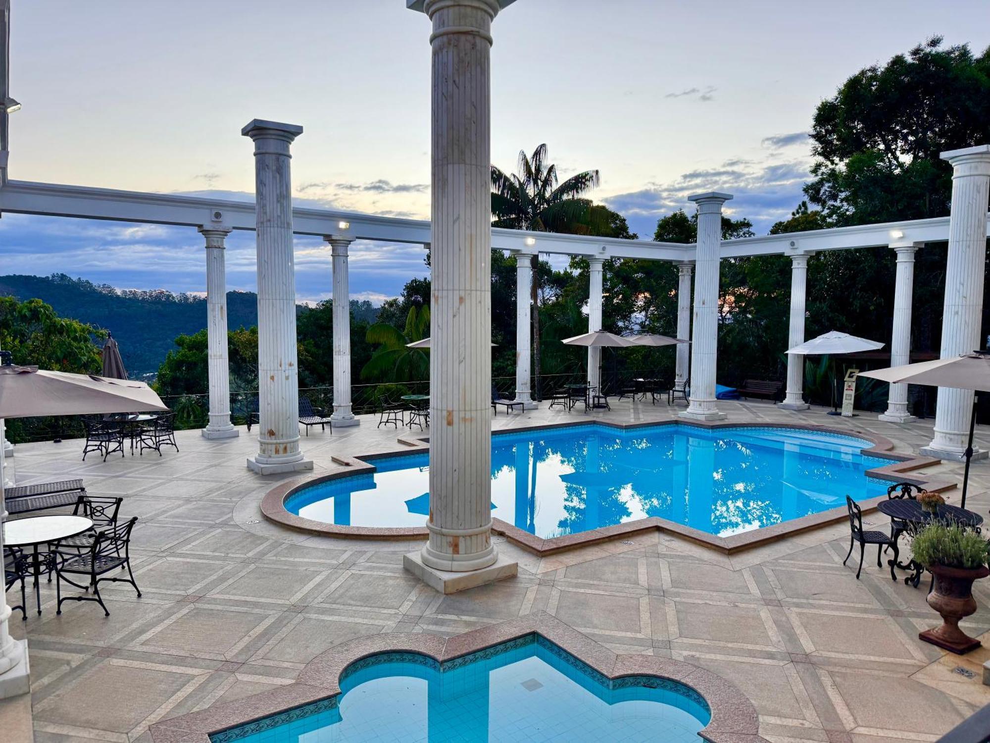 Aroso Paco Hotel 페드라 아줄 외부 사진 The swimming pool at the hotel